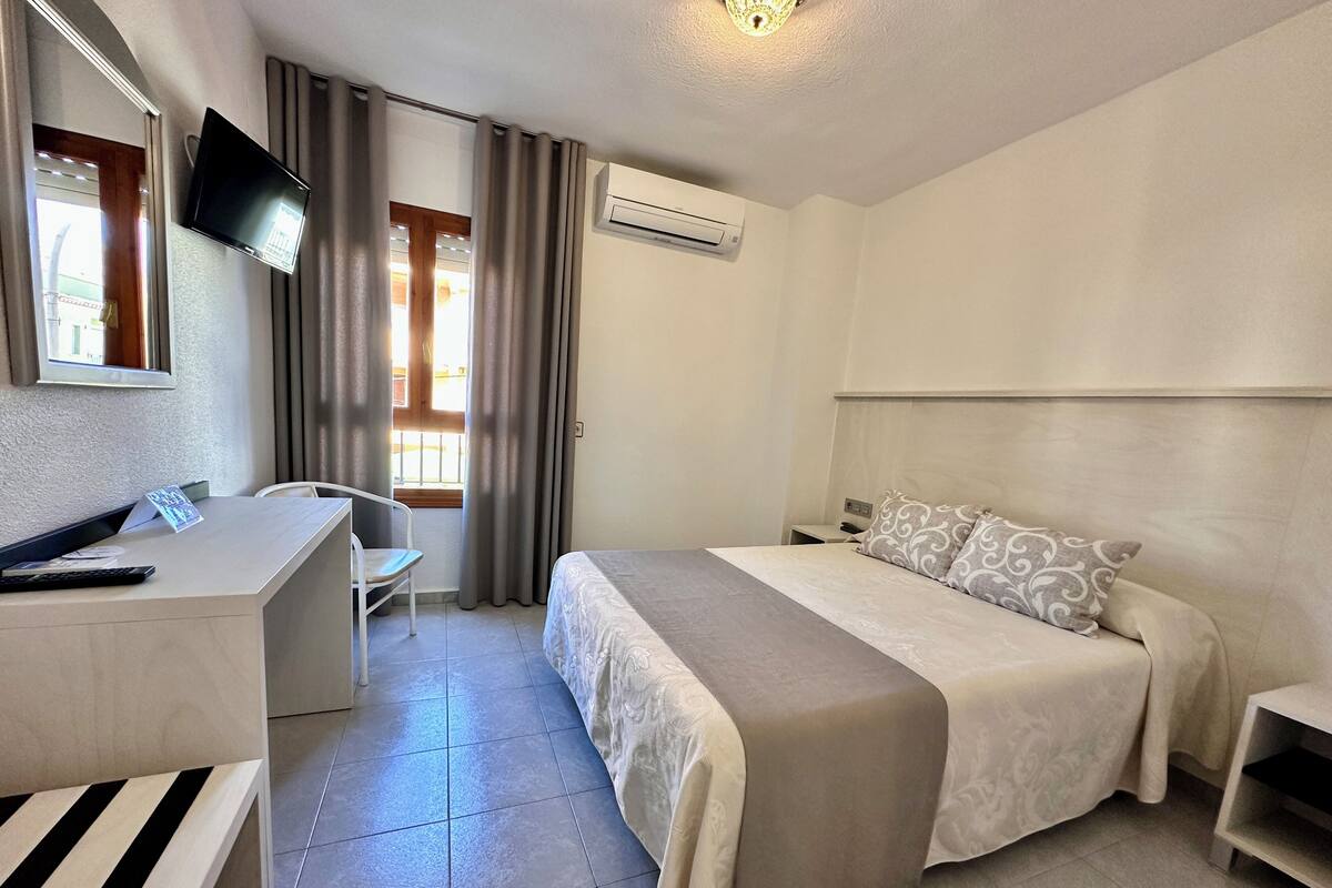 Habitación con 1 cama matrimonial o 2 individuales | Escritorio, cortinas blackout, camas extra y wifi gratis 