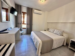 Chambre Double ou avec lits jumeaux | Bureau, rideaux occultants, lits pliants/supplémentaires, Wi-Fi gratuit