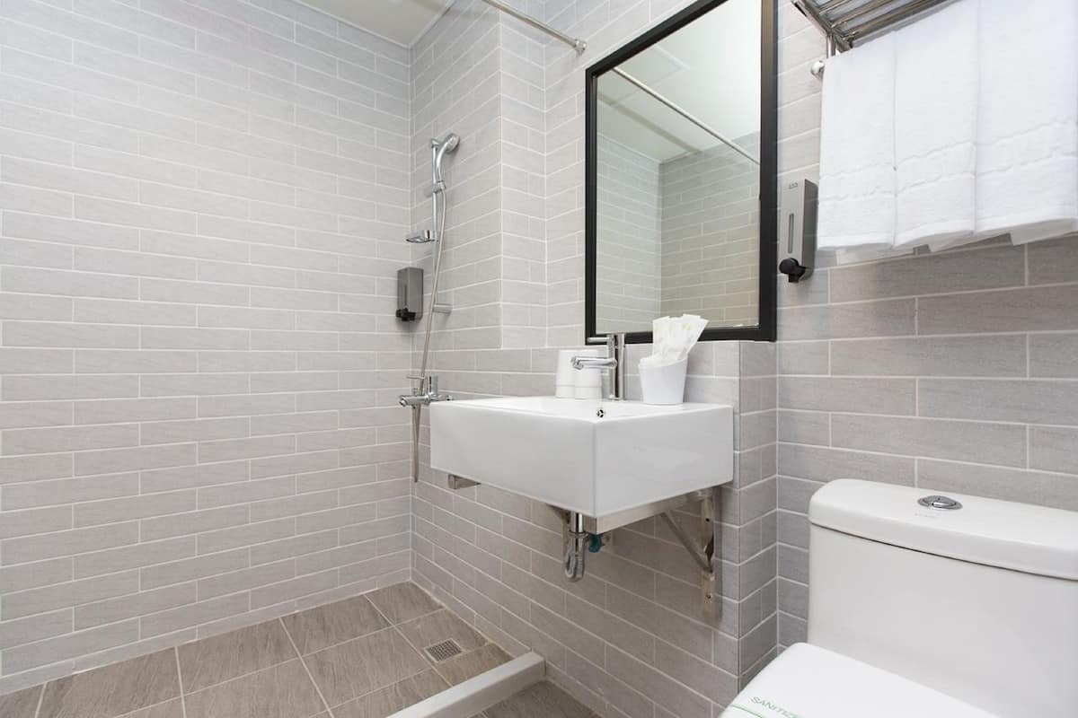 Rainfall showerhead, free toiletries, hair dryer, towels