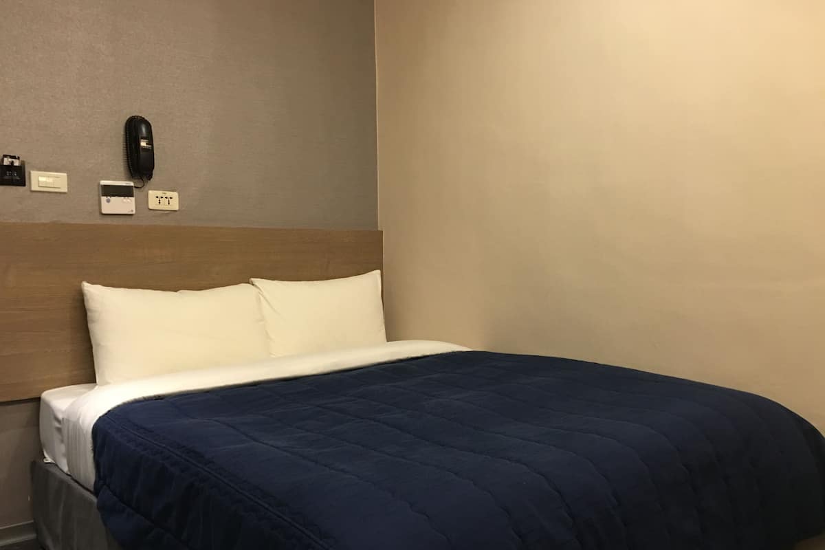 Luxe beddengoed, een gratis minibar, een bureau, geluiddichte muren