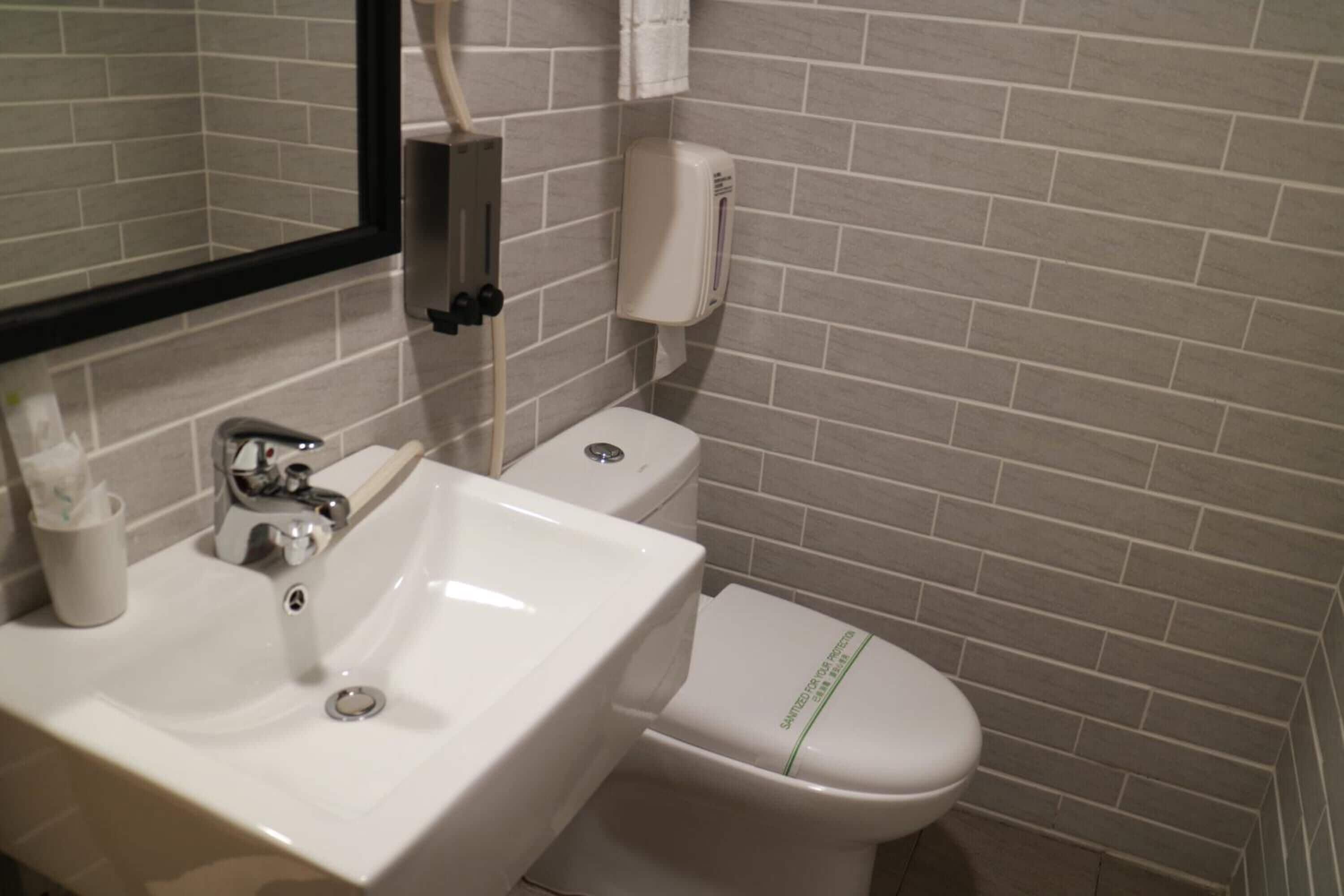 rainfall showerhead, free toiletries, hair dryer, towels