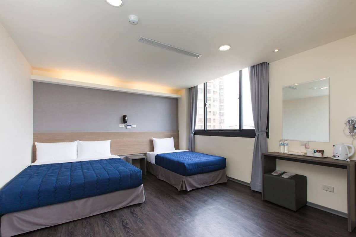 Driepersoonskamer | Luxe beddengoed, een gratis minibar, een bureau, geluiddichte muren