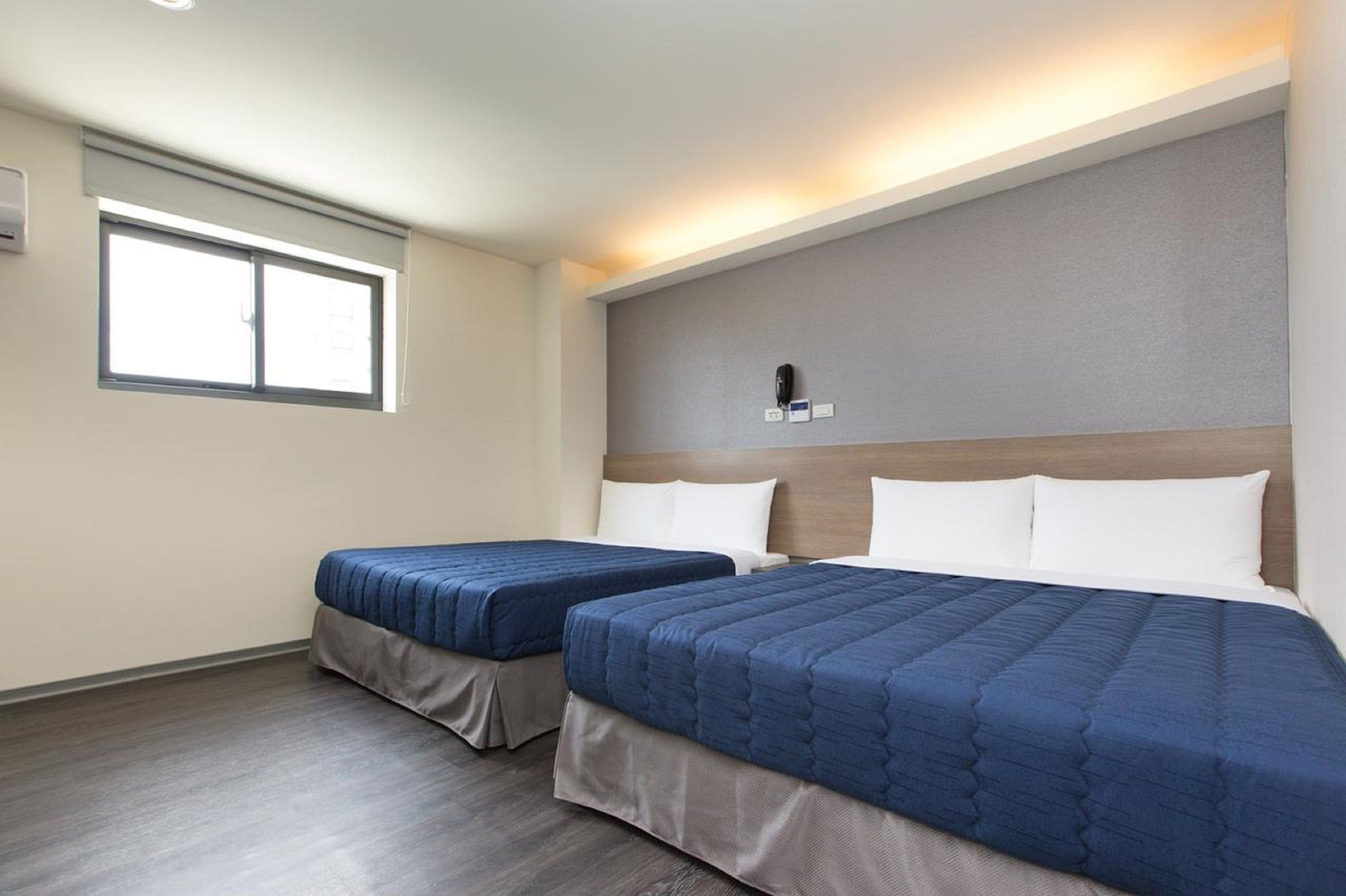quadruple room | premium bedding, free minibar, desk, soundproofing