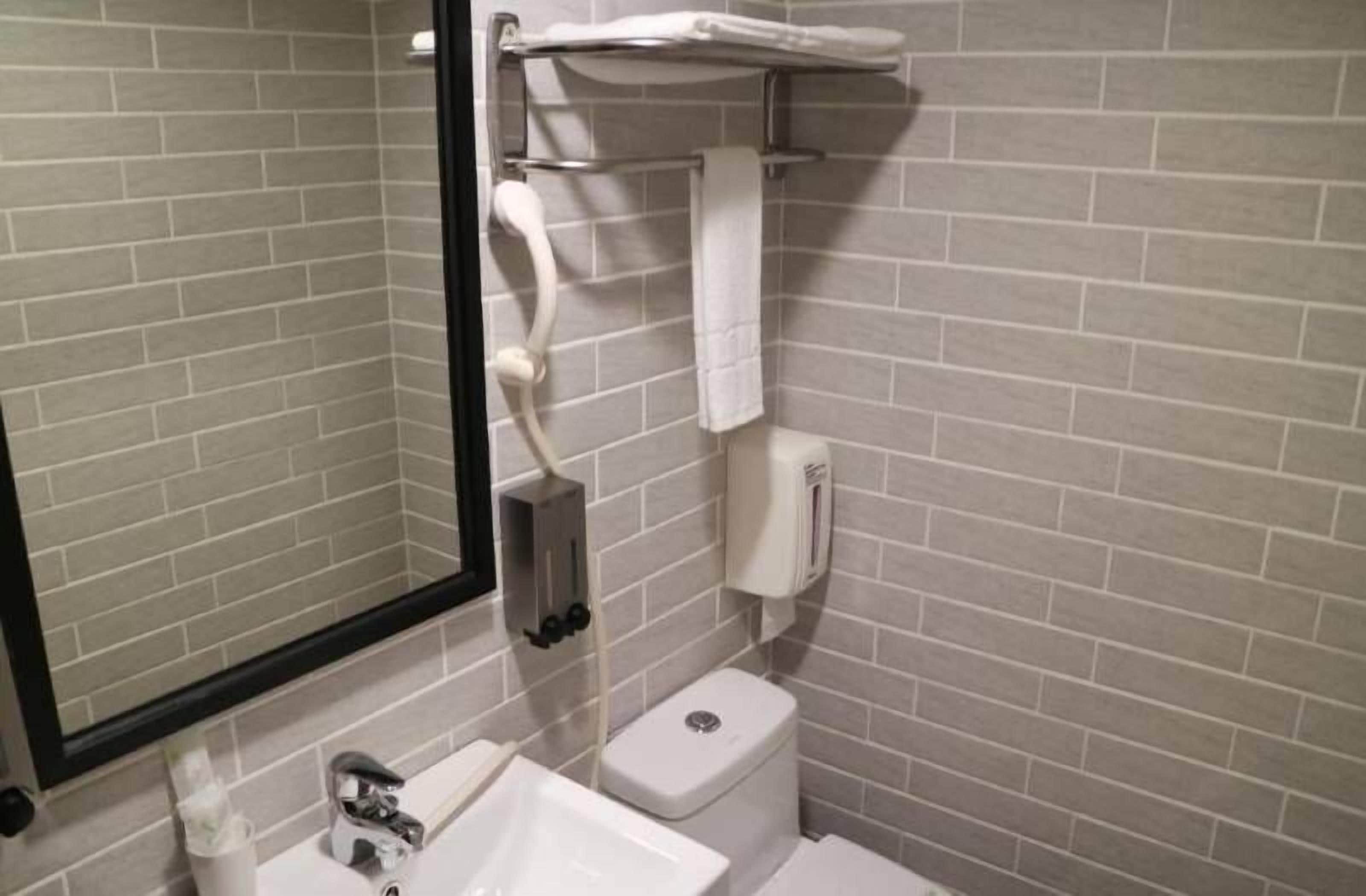 rainfall showerhead, free toiletries, hair dryer, towels