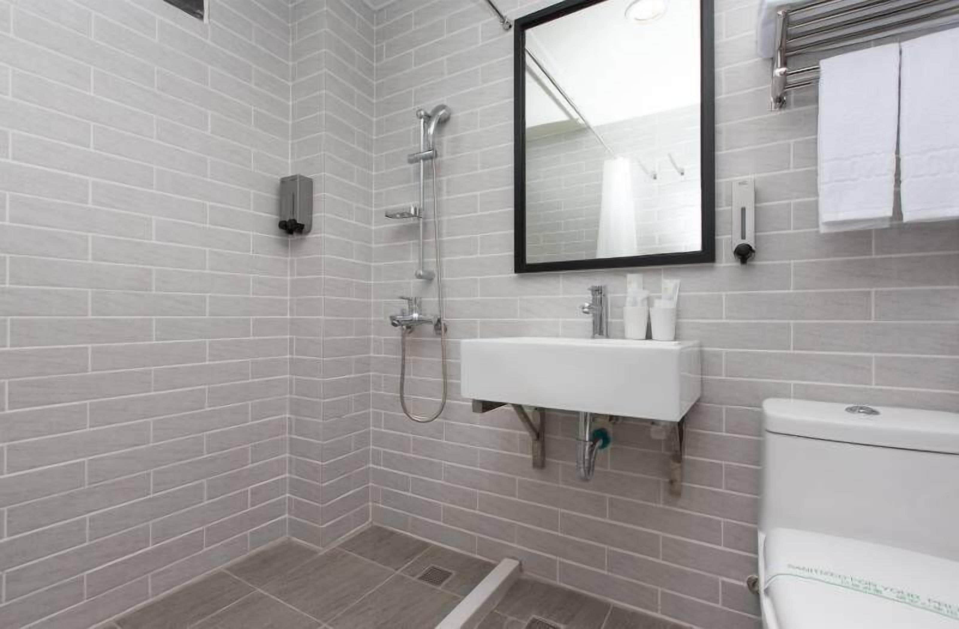 rainfall showerhead, free toiletries, hair dryer, towels