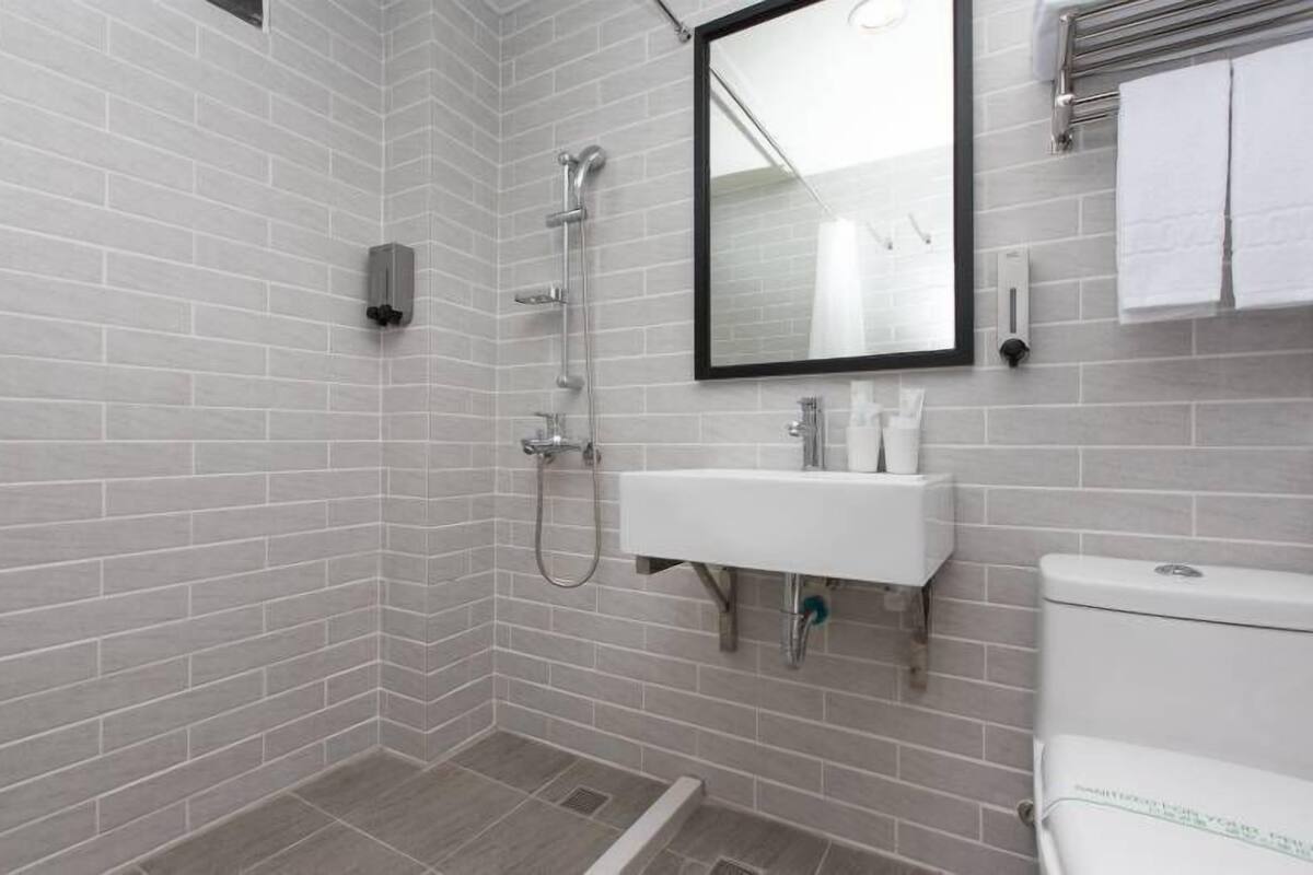 Rainfall showerhead, free toiletries, hair dryer, towels
