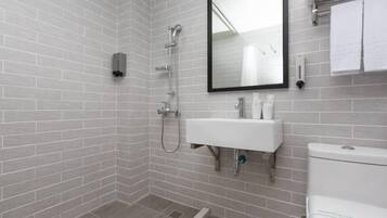 Regendusche, kostenlose Toilettenartikel, Haartrockner, Handtücher