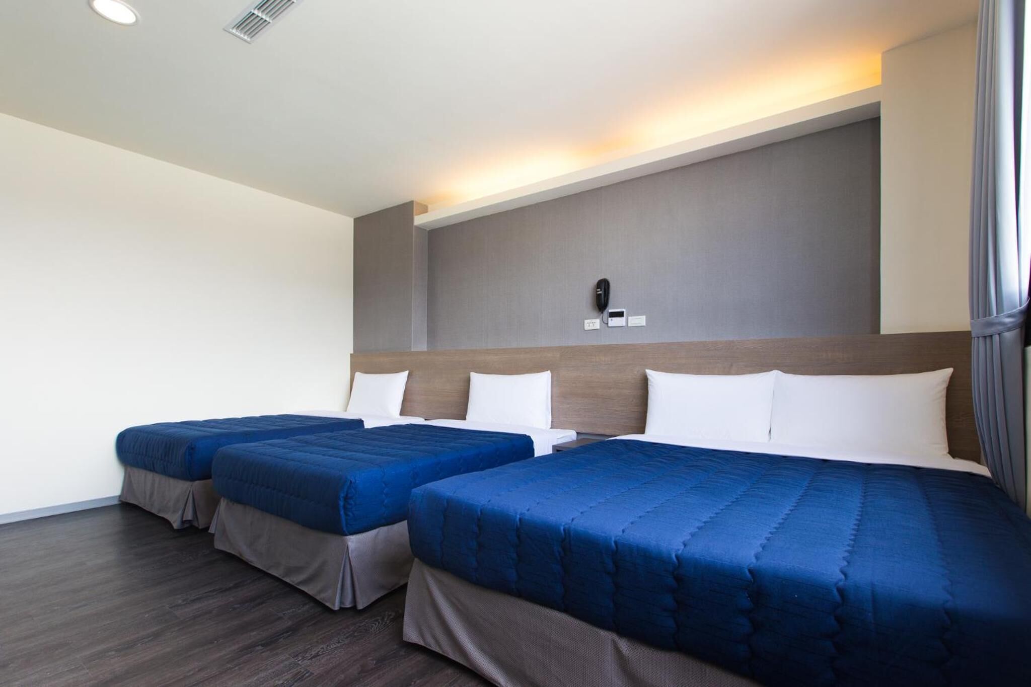 premium bedding, free minibar, desk, soundproofing