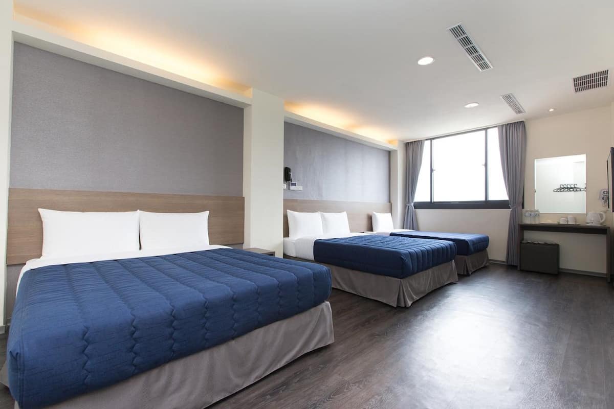 Kamer | Luxe beddengoed, een gratis minibar, een bureau, geluiddichte muren