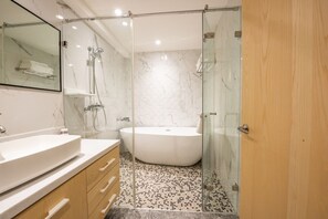 Signature Quadruple Room, Bathtub, Tower | Bathroom | Combined shower/bathtub, hair dryer, slippers, towels - Suao Hotel (Suao)