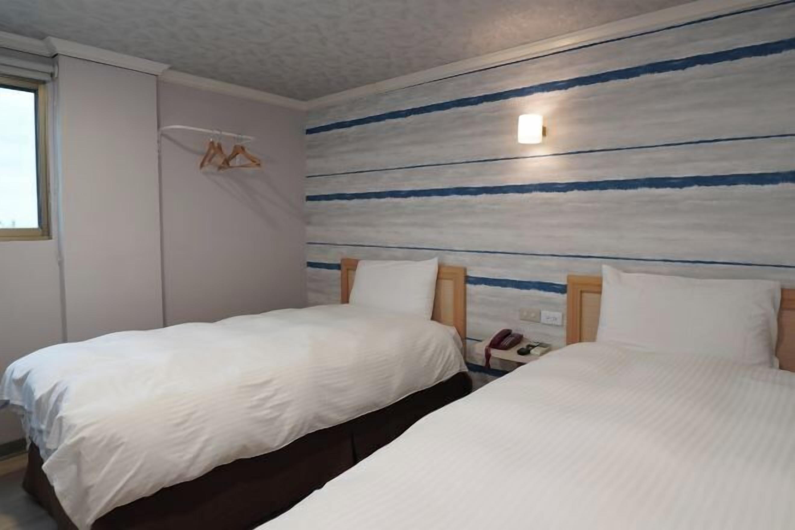 羽絨被、獨特裝潢、書桌、筆電工作空間