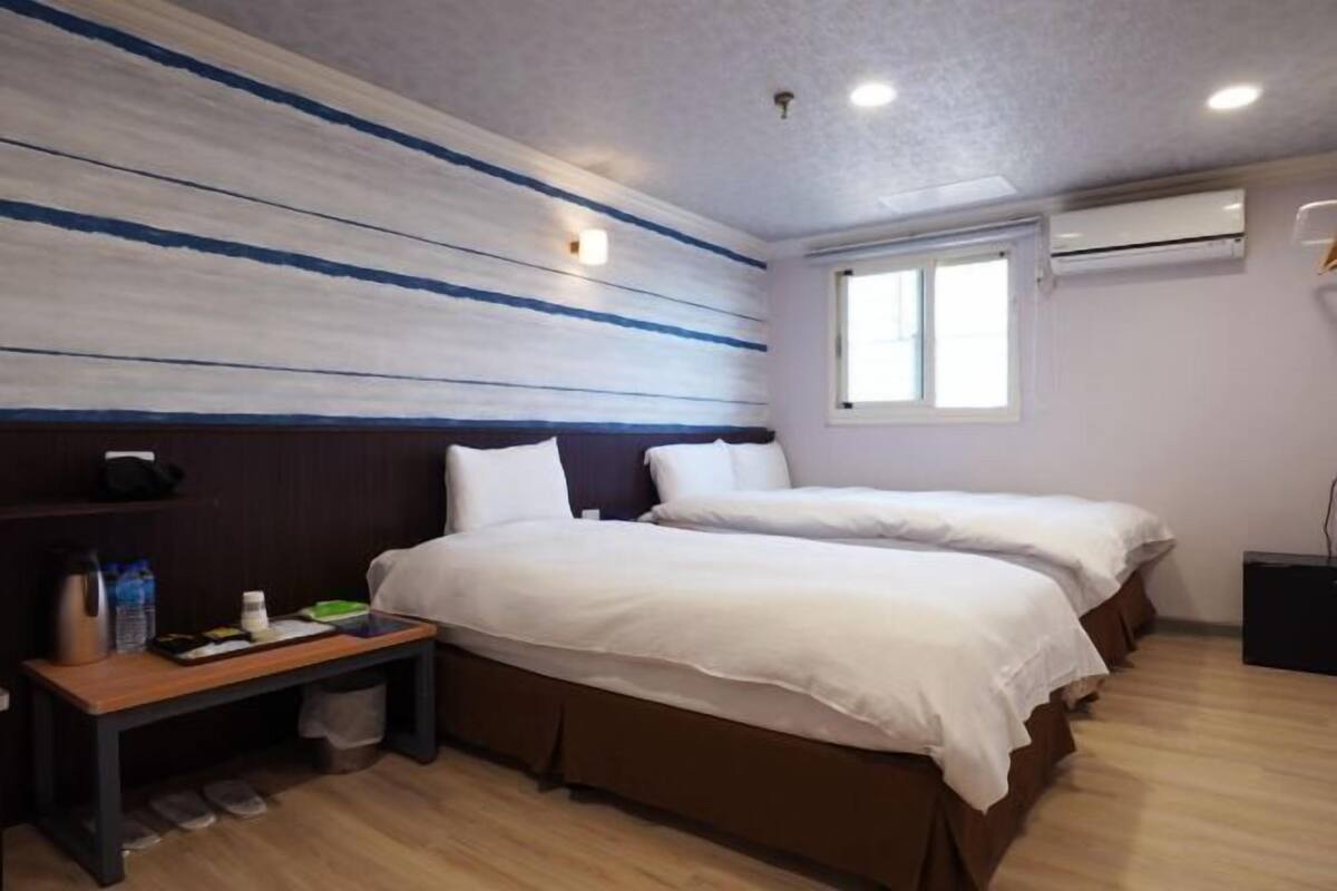 Cubrecamas, decoración personalizada y escritorio