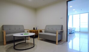 Cubrecamas, decoración personalizada y escritorio 