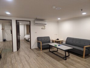 Monarch Liuren Fang | Down comforters, individually decorated, desk, laptop workspace - Suao Hotel (Suao)