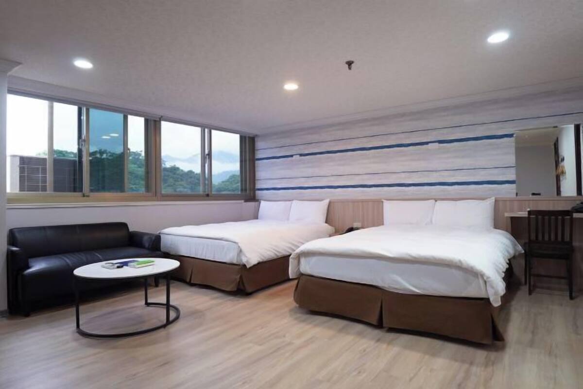 Cubrecamas, decoración personalizada y escritorio