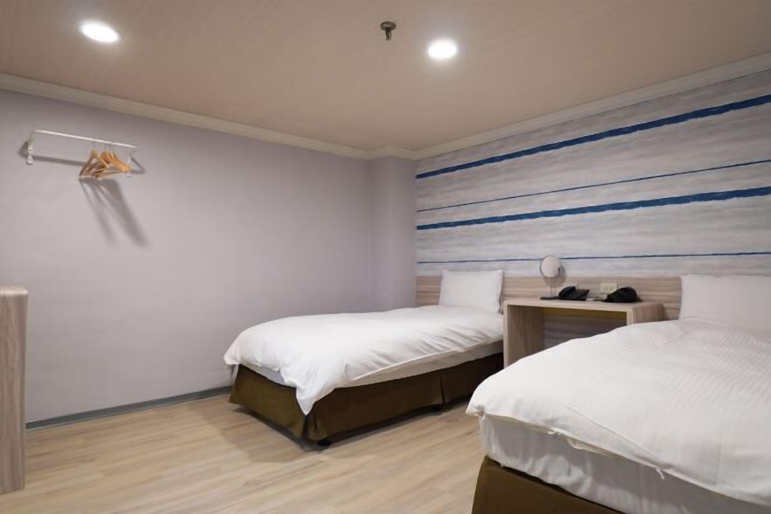 羽絨被、獨特裝潢、書桌、筆電工作空間