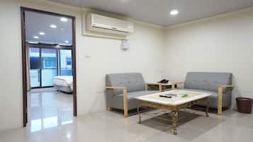 尊爵四人房 | 羽絨被、獨特設計、書桌、手提電腦工作空間
