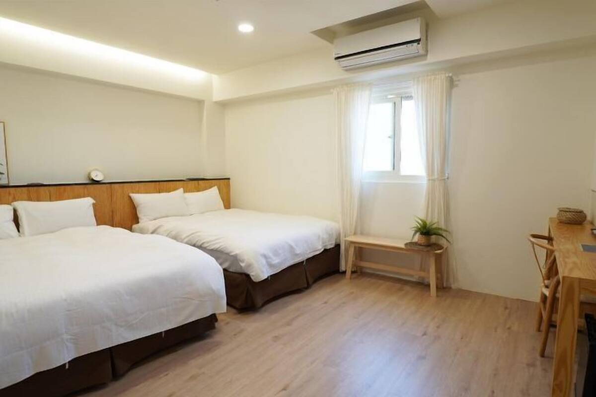 Cubrecamas, decoración personalizada y escritorio