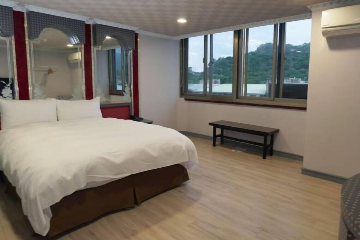 Cubrecamas, decoración personalizada y escritorio