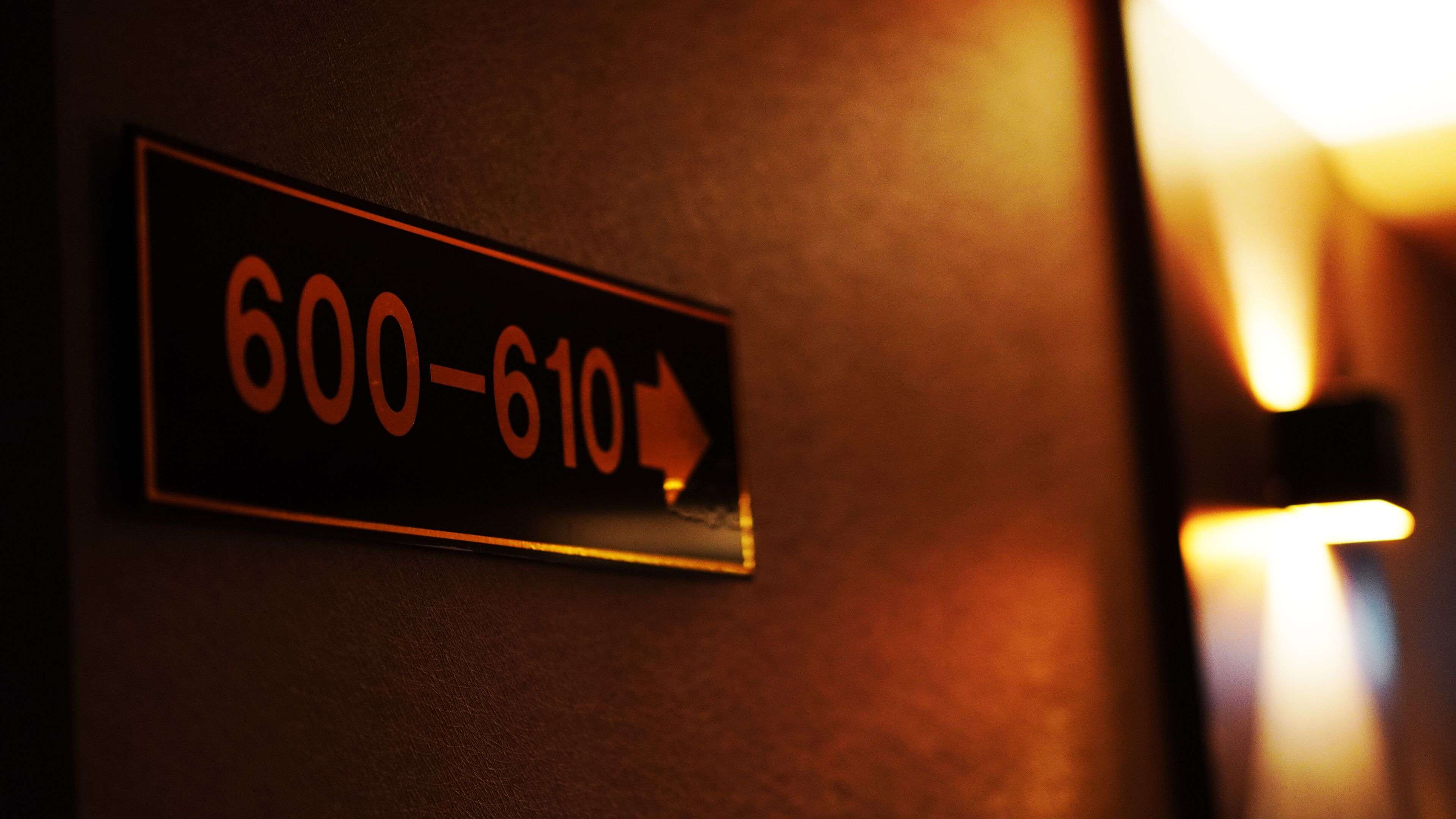 A sign with the number 600-610 and an arrow pointing to the right.