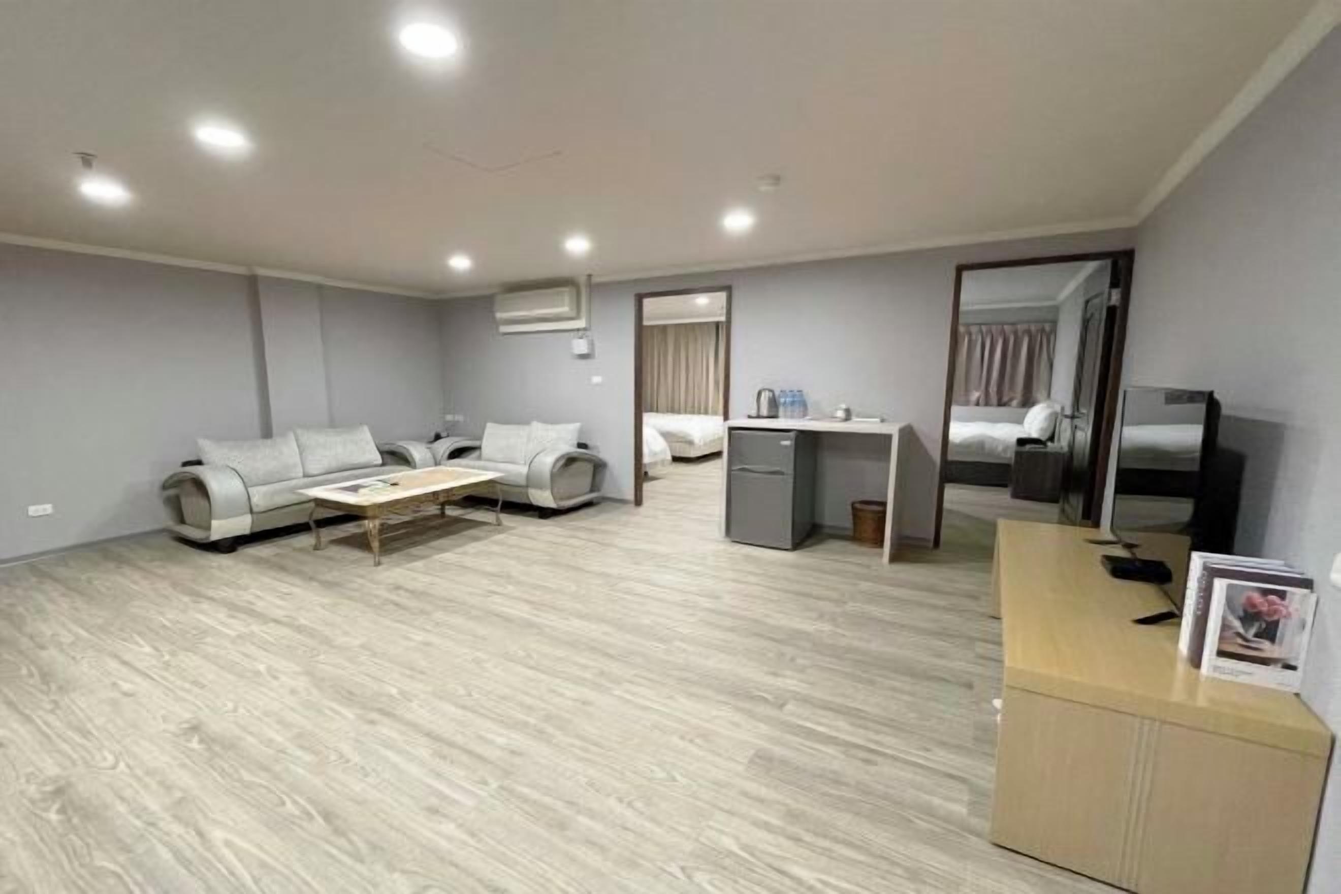 羽絨被、獨特裝潢、書桌、筆電工作空間