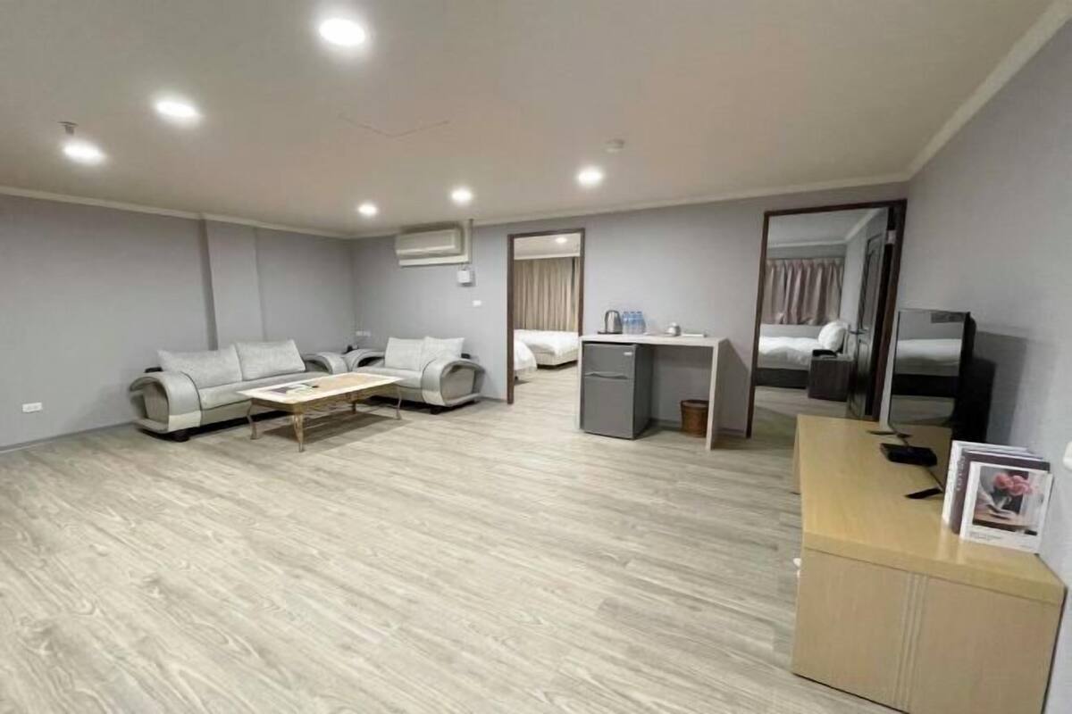 Cubrecamas, decoración personalizada y escritorio