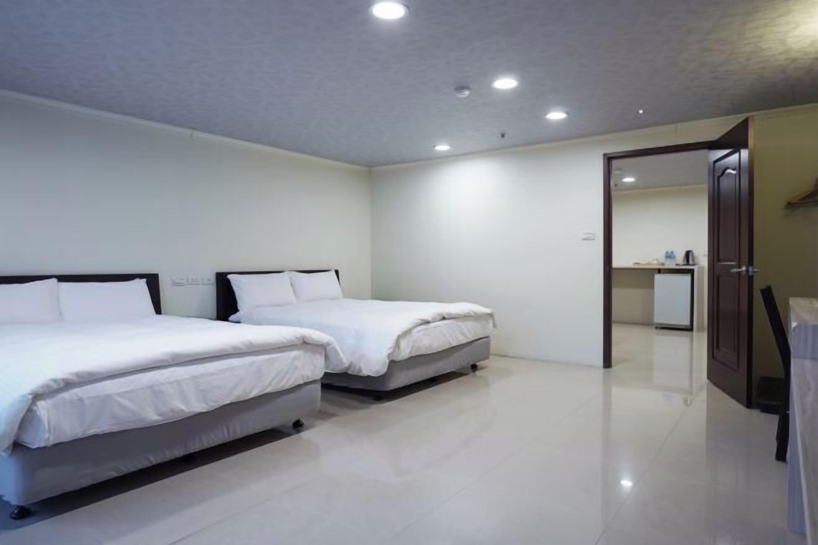 羽絨被、獨特裝潢、書桌、筆電工作空間