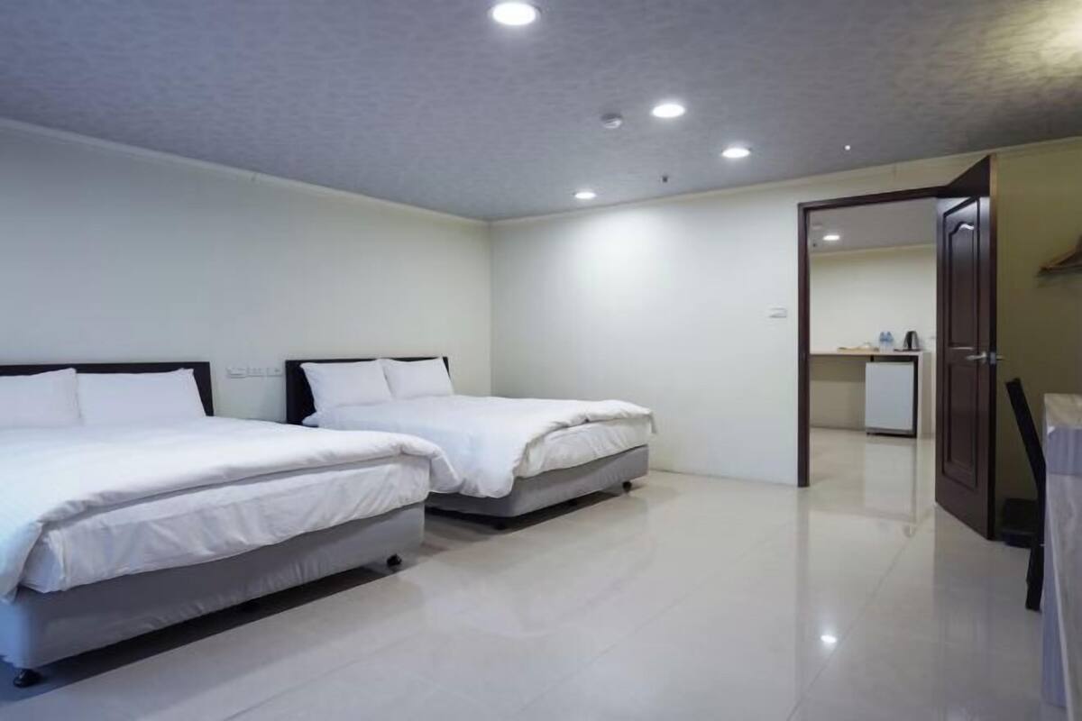 Cubrecamas, decoración personalizada y escritorio