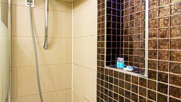 Estúdio superior (Triple) | Banheiro | Chuveiro, produtos de toalete grátis, secador de cabelo
