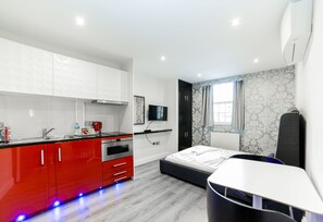 Superior Studio, 1 Double Bed | Private kitchen