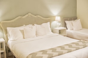 Triple Room, Private Bathroom - La Piazzetta Rooms (Genoa)