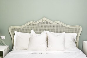 Individually decorated, desk, blackout curtains, soundproofing - La Piazzetta Rooms (Genoa)