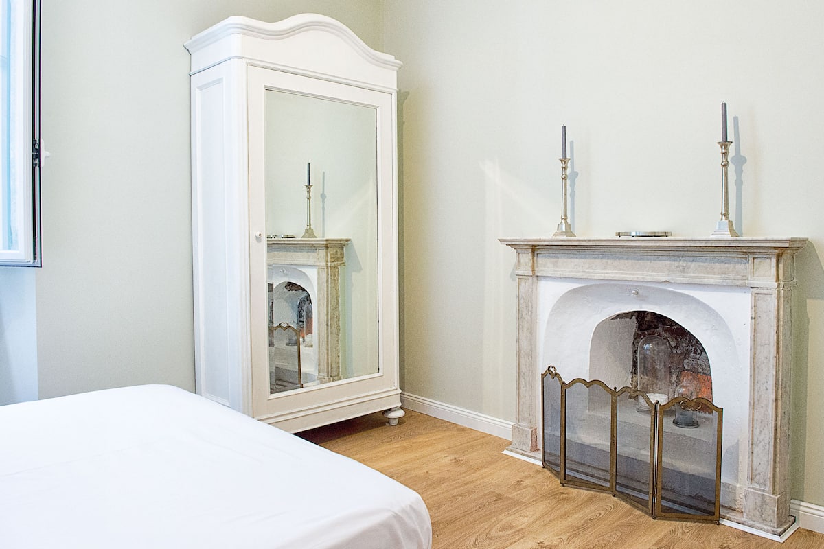 Double Room, Private Bathroom (External) | Individually decorated, desk, blackout drapes, soundproofing