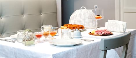 Daily continental breakfast (EUR 8 per person)