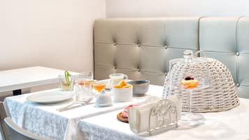 Daily continental breakfast (EUR 8 per person)