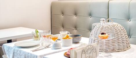 Tägliches kontinentales Frühstück (8 EUR pro Person)