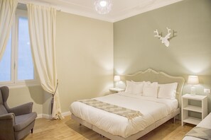 Quarto triplo, banheiro privativo | Individualmente decorados, escrivaninha, cortinas blackout