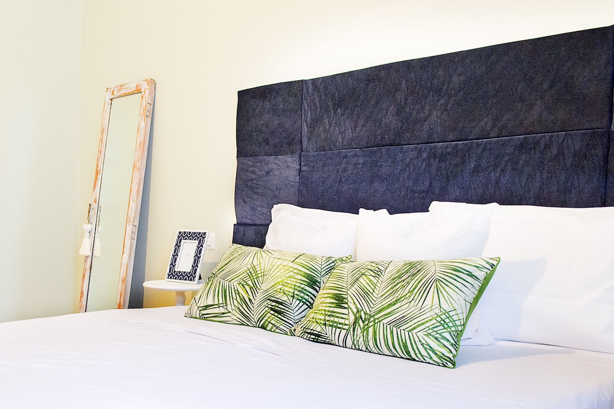 Double or Twin Room, Private Bathroom (External) | Individually decorated, desk, blackout drapes, soundproofing