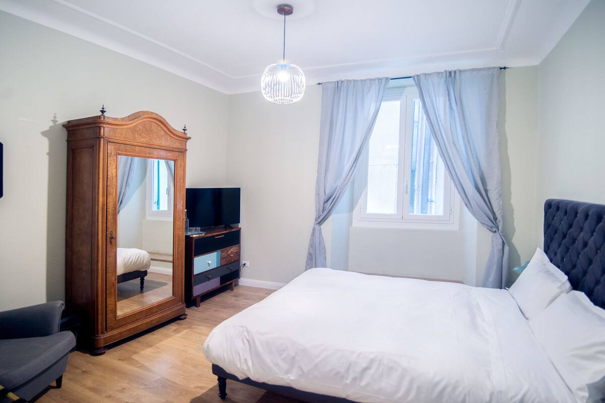 Kamar Quadruple, 2 kamar tidur, kamar mandi pribadi (Adjoining rooms) | Meja kerja, tirai kedap cahaya, dan kedap suara