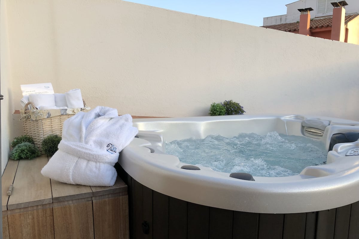 Romantic Suite, Hot Tub | 1 bedroom, premium bedding, in-room safe, individually decorated
