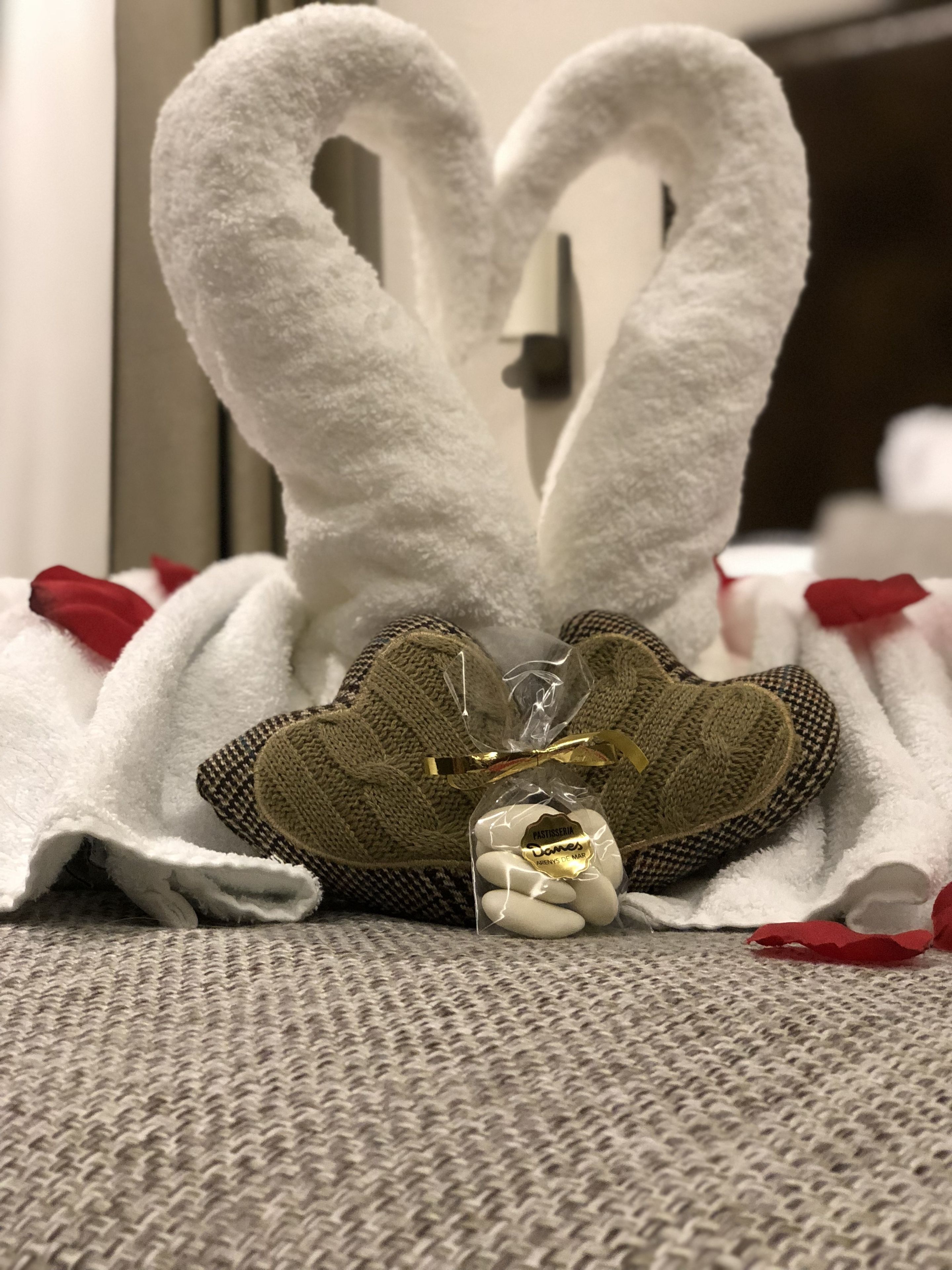 romantic suite, hot tub | 1 bedroom, premium bedding, in-room safe, individually decorated