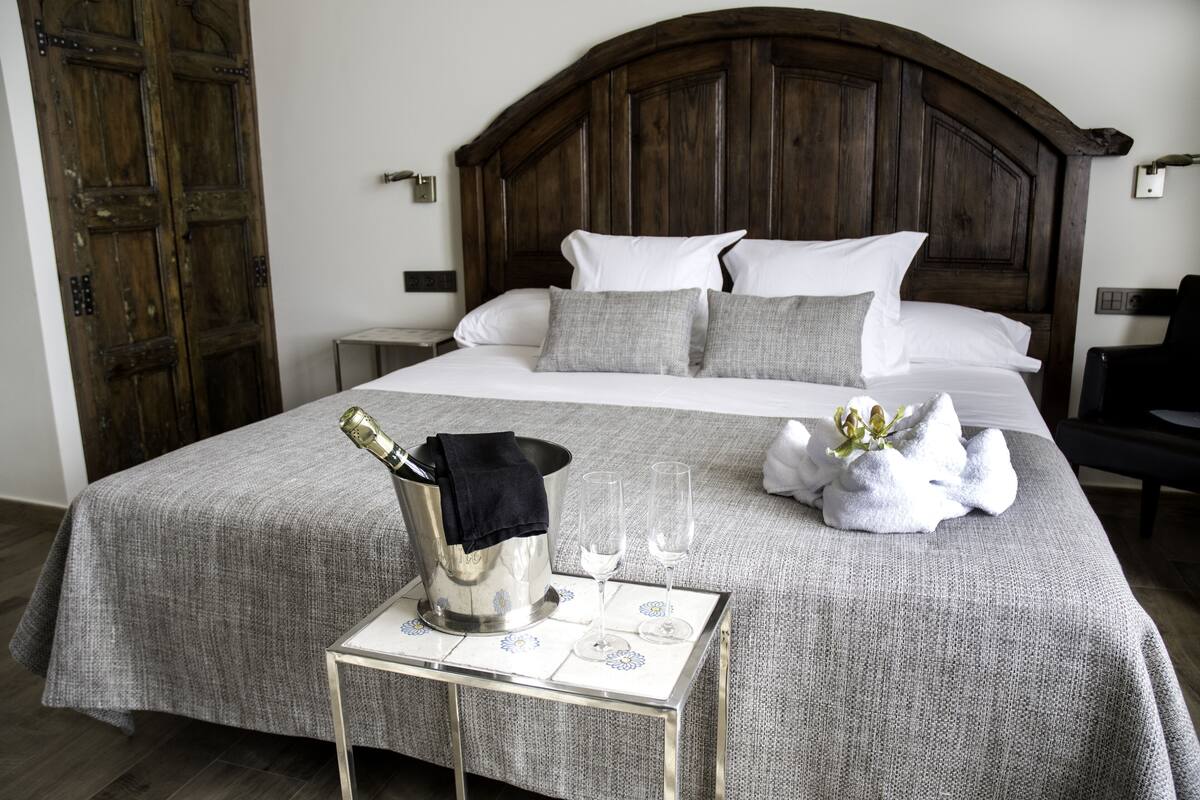 romantic suite, hot tub | 1 bedroom, premium bedding, in-room safe, individually decorated