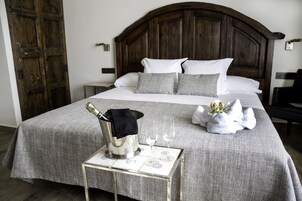 浪漫套房, 热水浴缸 | 高档床上用品、客房内保险箱、特色装修、特色家居