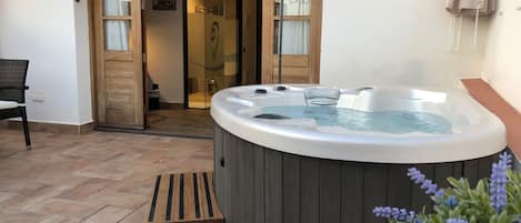 Doble amb jacuzzi privat | Ropa de cama de alta calidad, caja fuerte, decoración individual