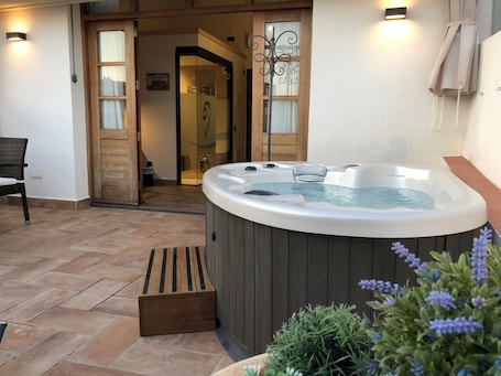 Romantic Suite, Hot Tub | 1 bedroom, premium bedding, in-room safe, individually decorated