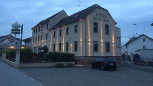 A hotel with a sign reading "HOTEL SELMIGKEIT" and a car parked in front. - Hotel Weinhaus Selmigkeit (Bingen am Rhein)