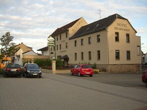 A building with the sign "HOTEL SELMIGKEIT" indicating a hotel. There are three cars parked in front. - Hotel Weinhaus Selmigkeit (Bingen am Rhein)