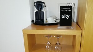 A compact minibar with a coffee maker, a tray with cups and a sign, and a refrigerator stocked with beverages. - Hotel Weinhaus Selmigkeit (Bingen am Rhein)