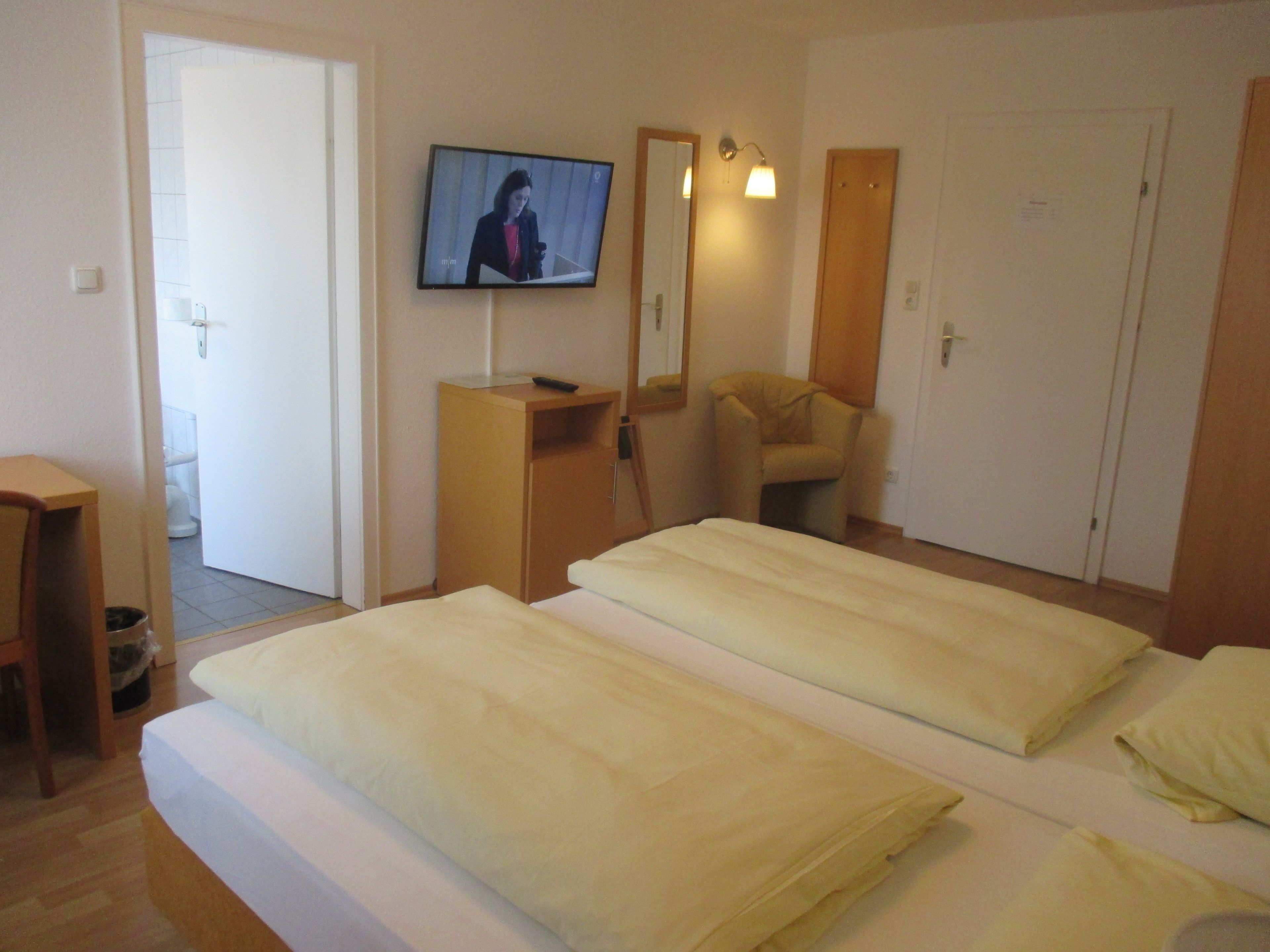 standard double room | minibar, desk, blackout curtains, soundproofing