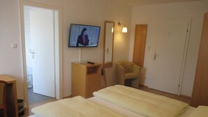 A hotel room with two beds, a television, a desk, and a chair. - Hotel Weinhaus Selmigkeit (Bingen am Rhein)